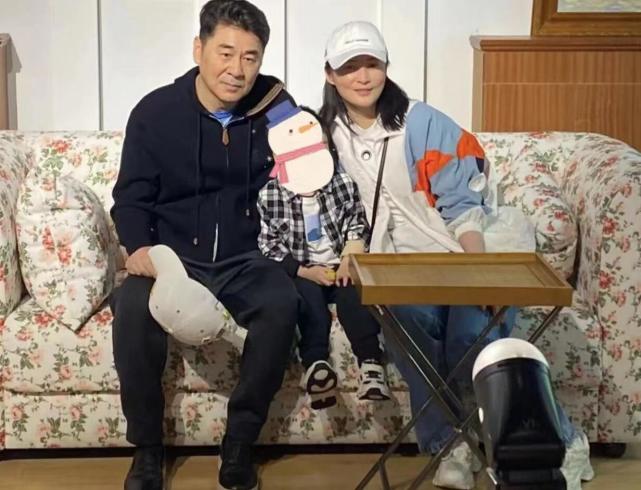 陈建斌蒋勤勤带二胎儿子看展夫妻俩夹吻3岁多儿子合照幸福满满