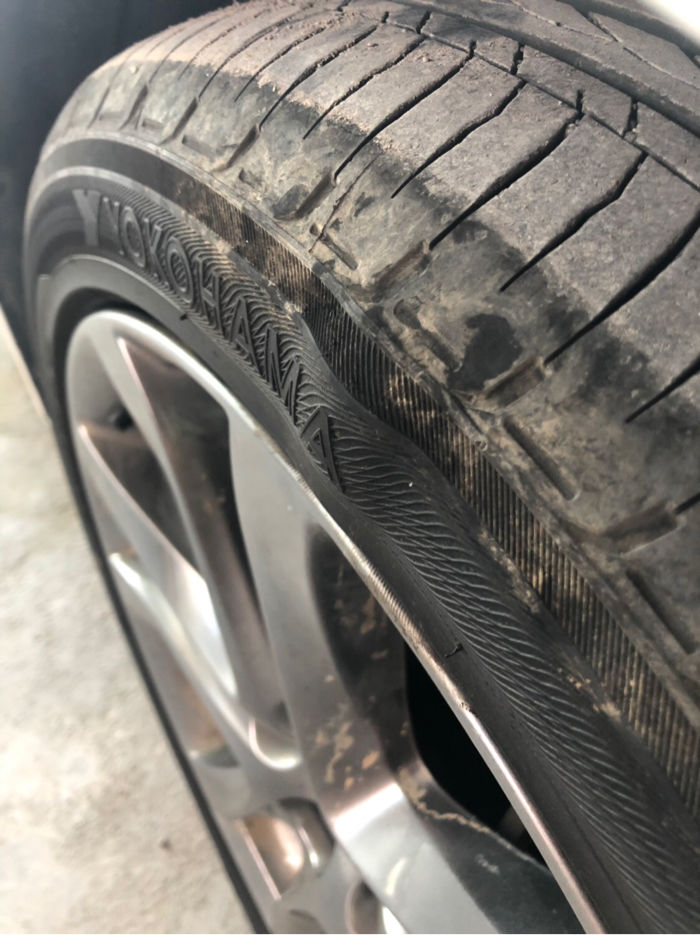 汽车轮胎鼓包是什么原因造成的呢