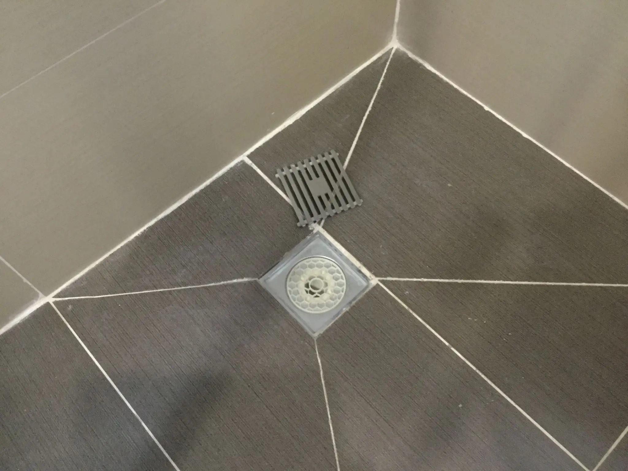 地漏最好选择深水封地漏,不仅不卡头发,还不用担心反味的问题.