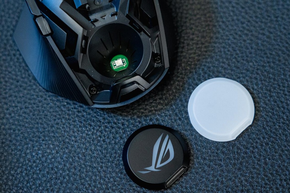 搭载自研aimpoint传感器gamer期待的rog魔刃x鼠标