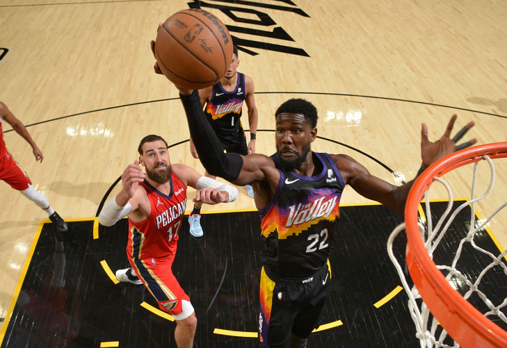 比赛中,太阳的先发中锋德安德烈-艾顿(deandre ayton)展现出了强大的