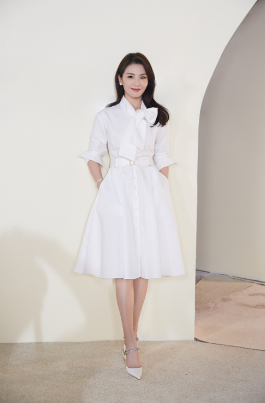 刘涛穿小白裙太美了一身纯白色衬衫裙亮相长发披肩温婉优雅