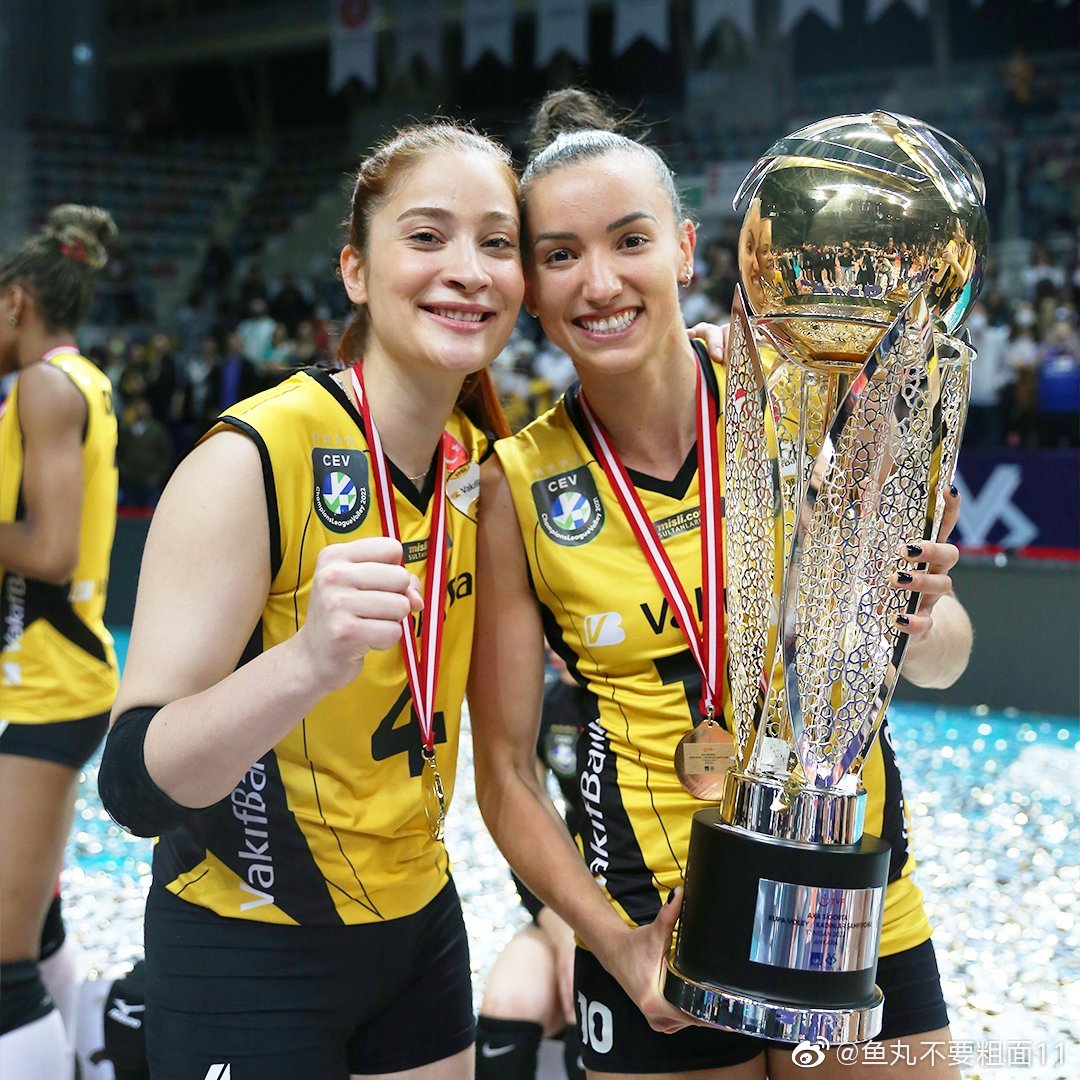 2021-2022赛季土耳其9593女排杯冠军瓦基弗银行队捧杯图