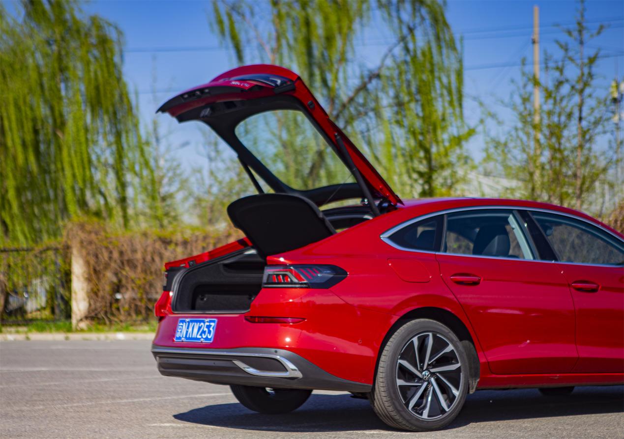 试驾上汽大众全新凌渡l无边框车门掀背式尾门造型够辣