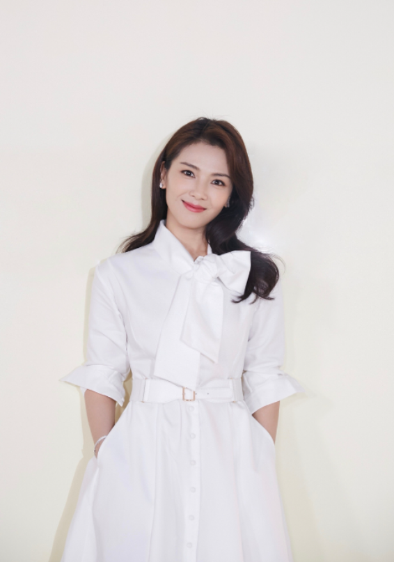 刘涛穿小白裙太美了一身纯白色衬衫裙亮相长发披肩温婉优雅