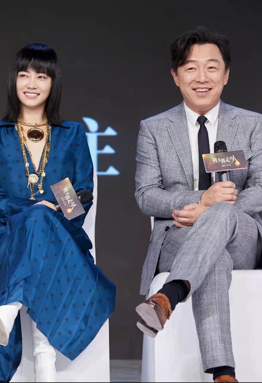 影帝黄渤和谭卓同框穿灰色格纹西装好帅气不像17米