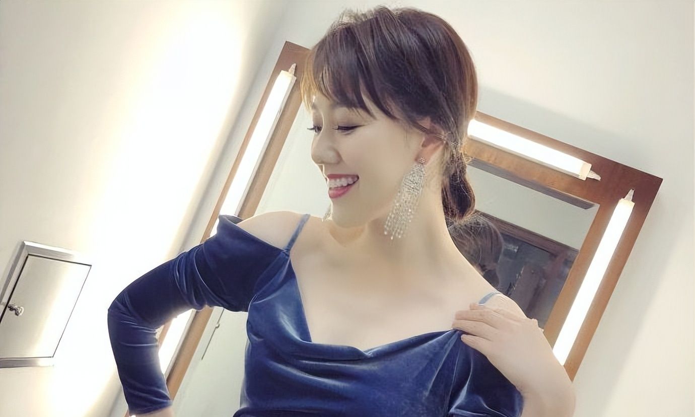 央视女主持王冠5年后再度回归被指曾经离开是因为曹可凡