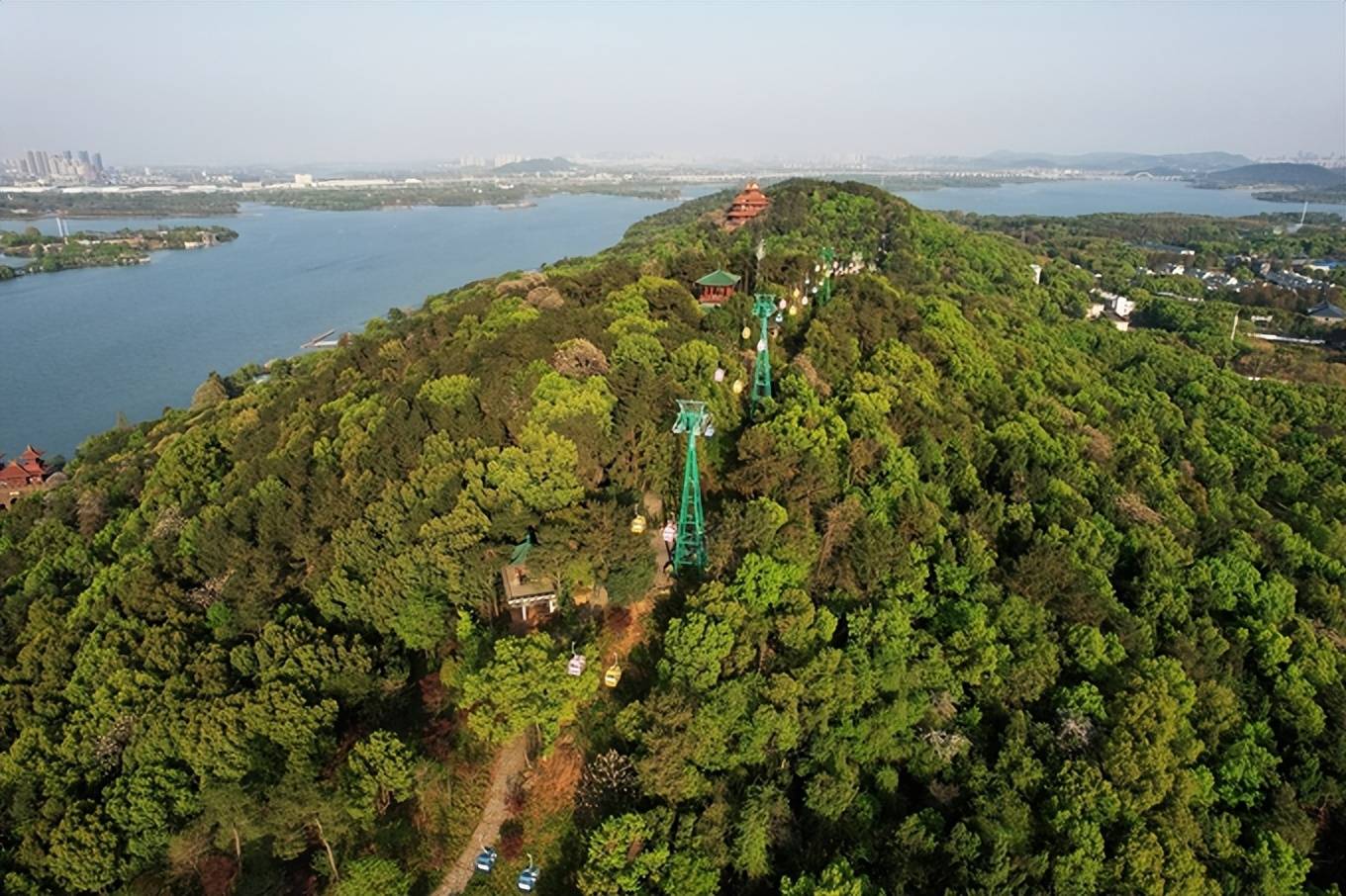 航拍武汉东湖磨山看晚樱盛开今年最后的云赏樱千万别错过