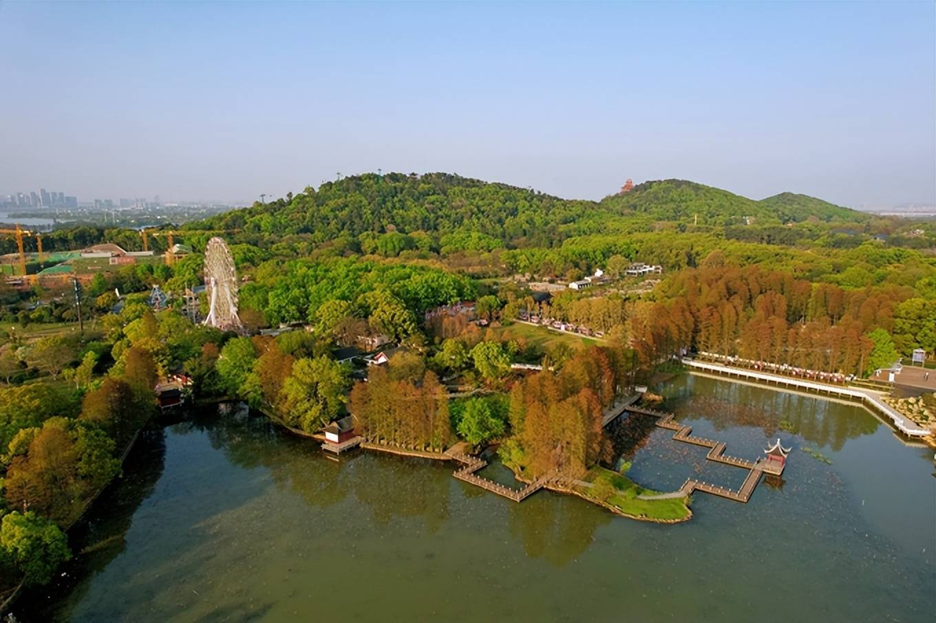 航拍武汉东湖磨山看晚樱盛开今年最后的云赏樱千万别错过