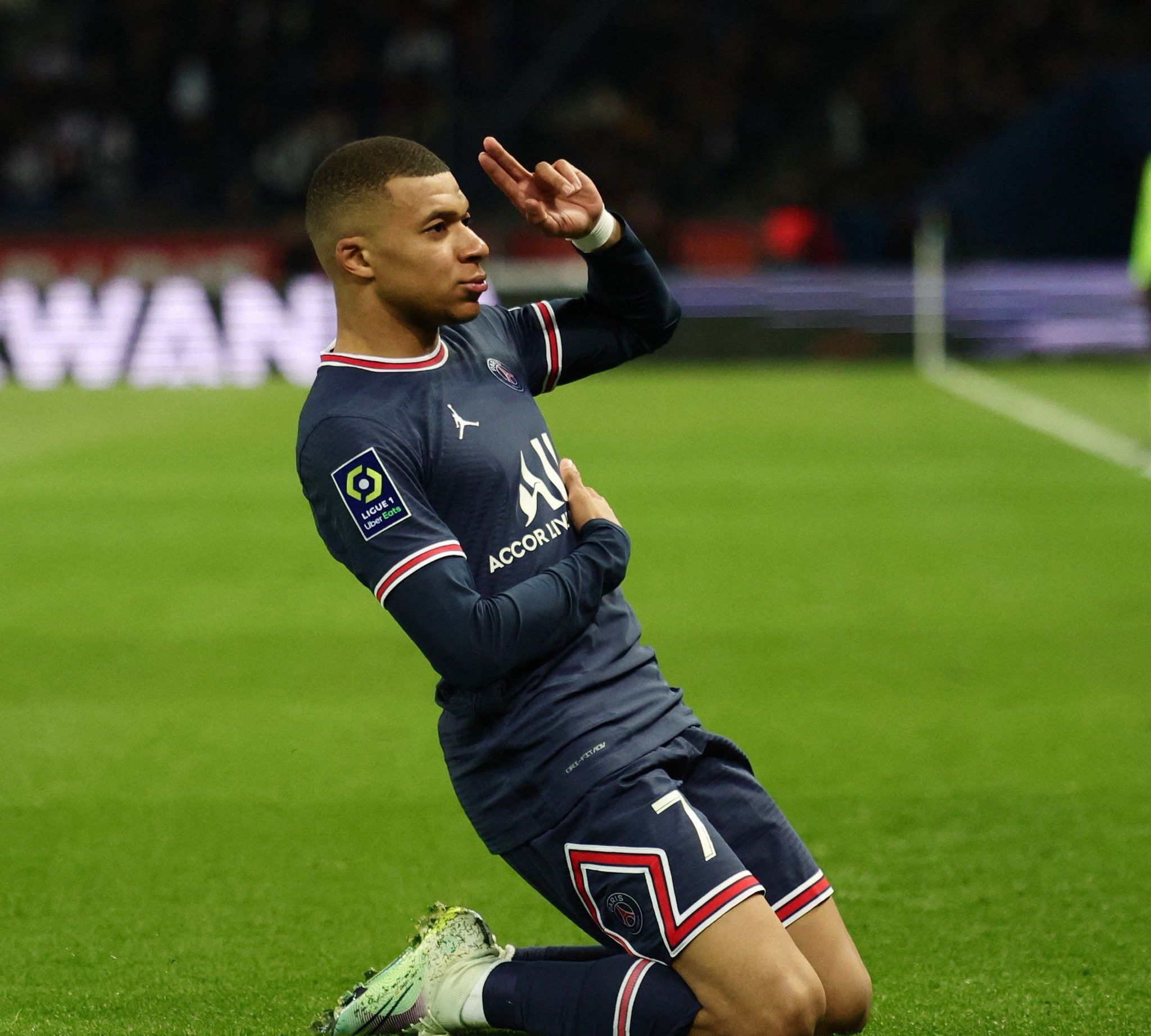 足坛新王姆巴佩又爆发4场狂轰8球5助攻1战豪创7大纪录