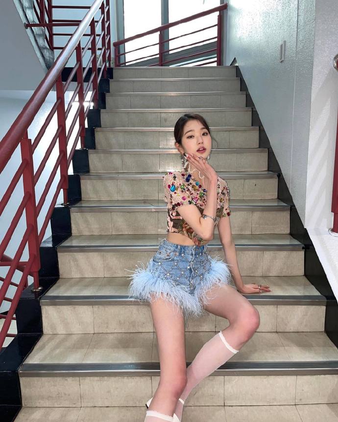 小巧脸蛋苗条身材ive张元英被热议在节目中炫耀语言天赋