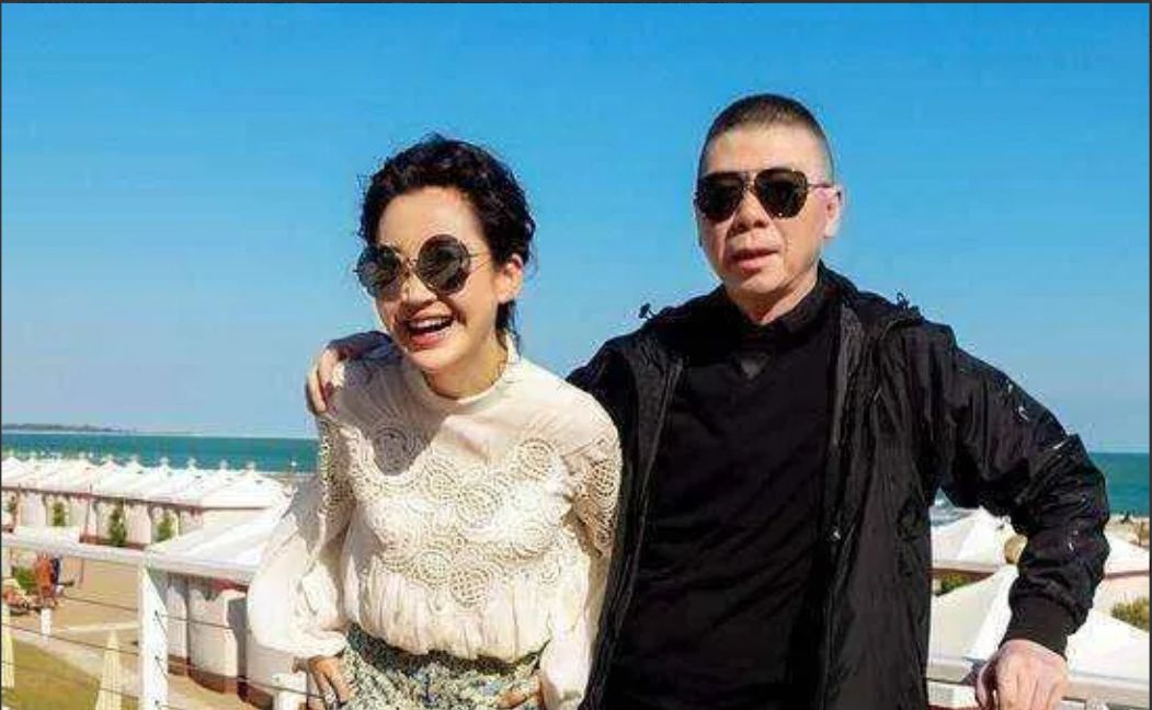 冯小刚遇到漂亮女护士,被抓衣领:这是我老婆,你想干啥?