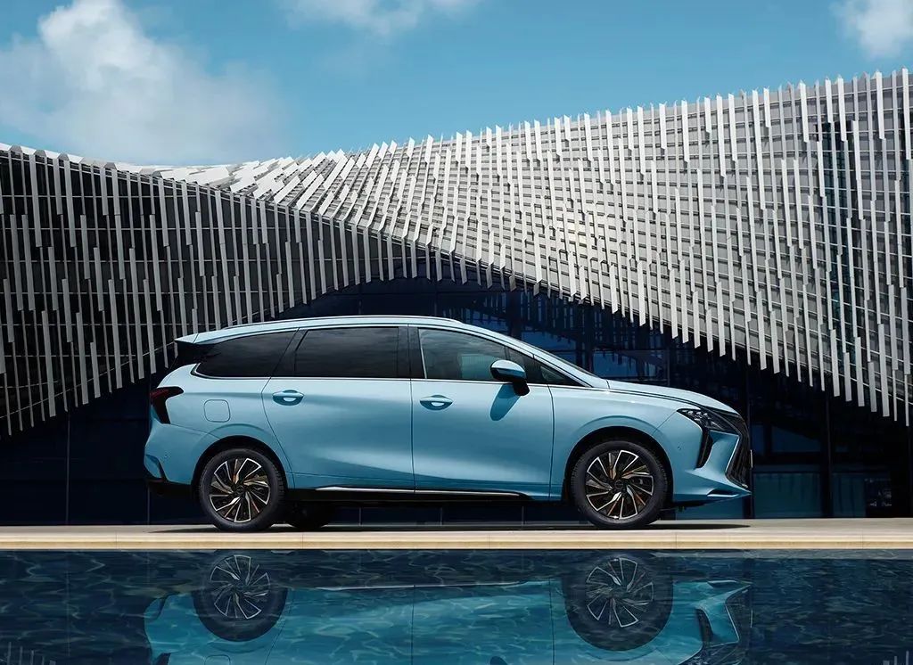 明明只是七座MPV，却起了个我们买不起的名字！休闲区蓝鸢梦想 - Www.slyday.coM