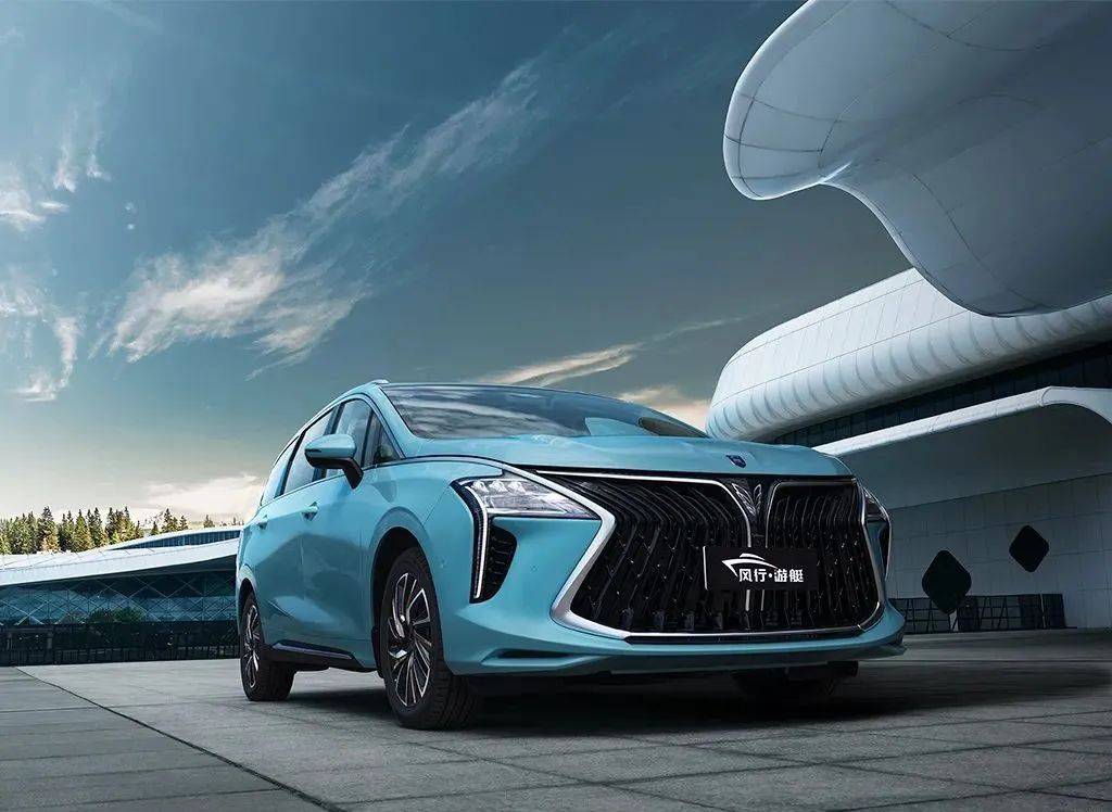 明明只是七座MPV，却起了个我们买不起的名字！休闲区蓝鸢梦想 - Www.slyday.coM