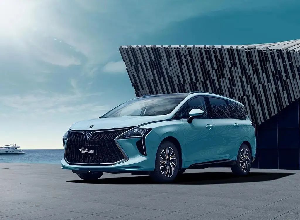 明明只是七座MPV，却起了个我们买不起的名字！休闲区蓝鸢梦想 - Www.slyday.coM