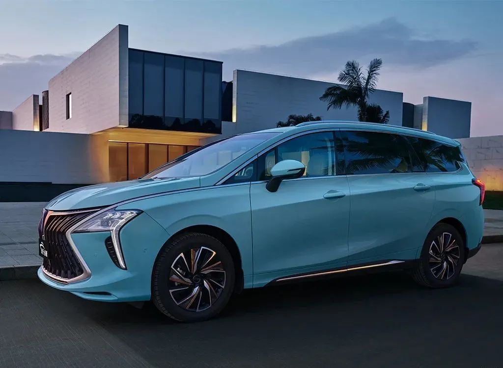 明明只是七座MPV，却起了个我们买不起的名字！休闲区蓝鸢梦想 - Www.slyday.coM