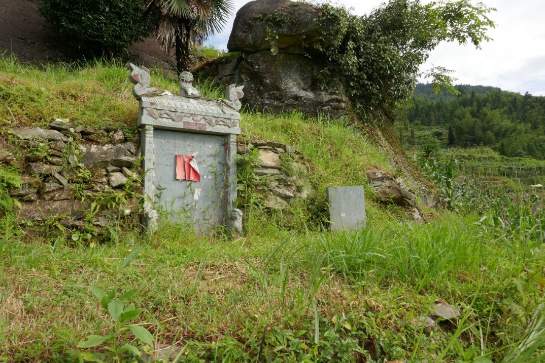 图八 壮族廖家寨廖姓先祖和山神的墓碑(赵晓梅摄,2019年)