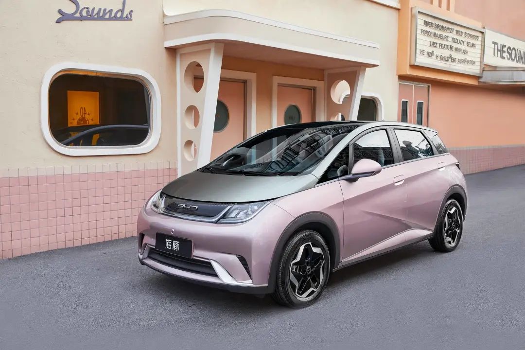 明明只是七座MPV，却起了个我们买不起的名字！休闲区蓝鸢梦想 - Www.slyday.coM