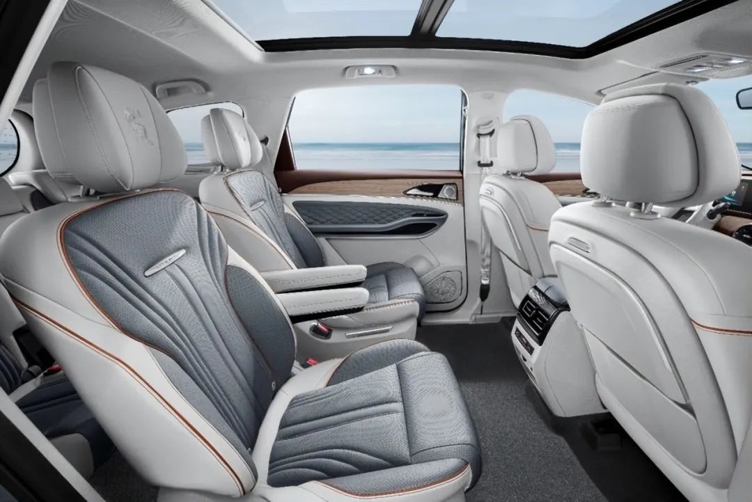 明明只是七座MPV，却起了个我们买不起的名字！休闲区蓝鸢梦想 - Www.slyday.coM