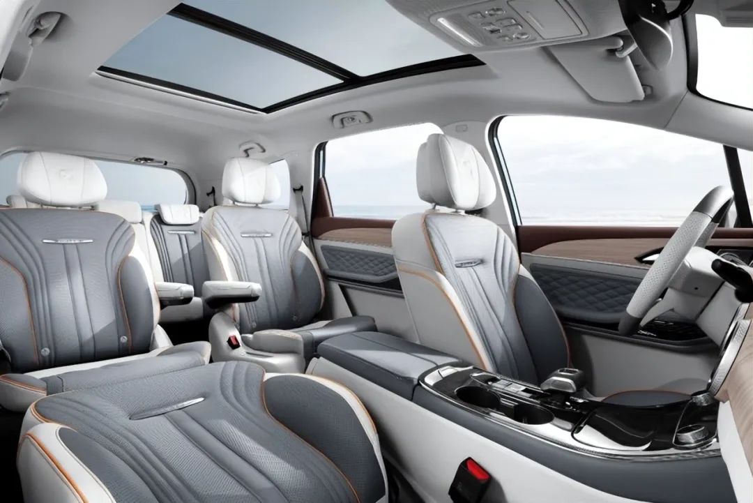 明明只是七座MPV，却起了个我们买不起的名字！休闲区蓝鸢梦想 - Www.slyday.coM