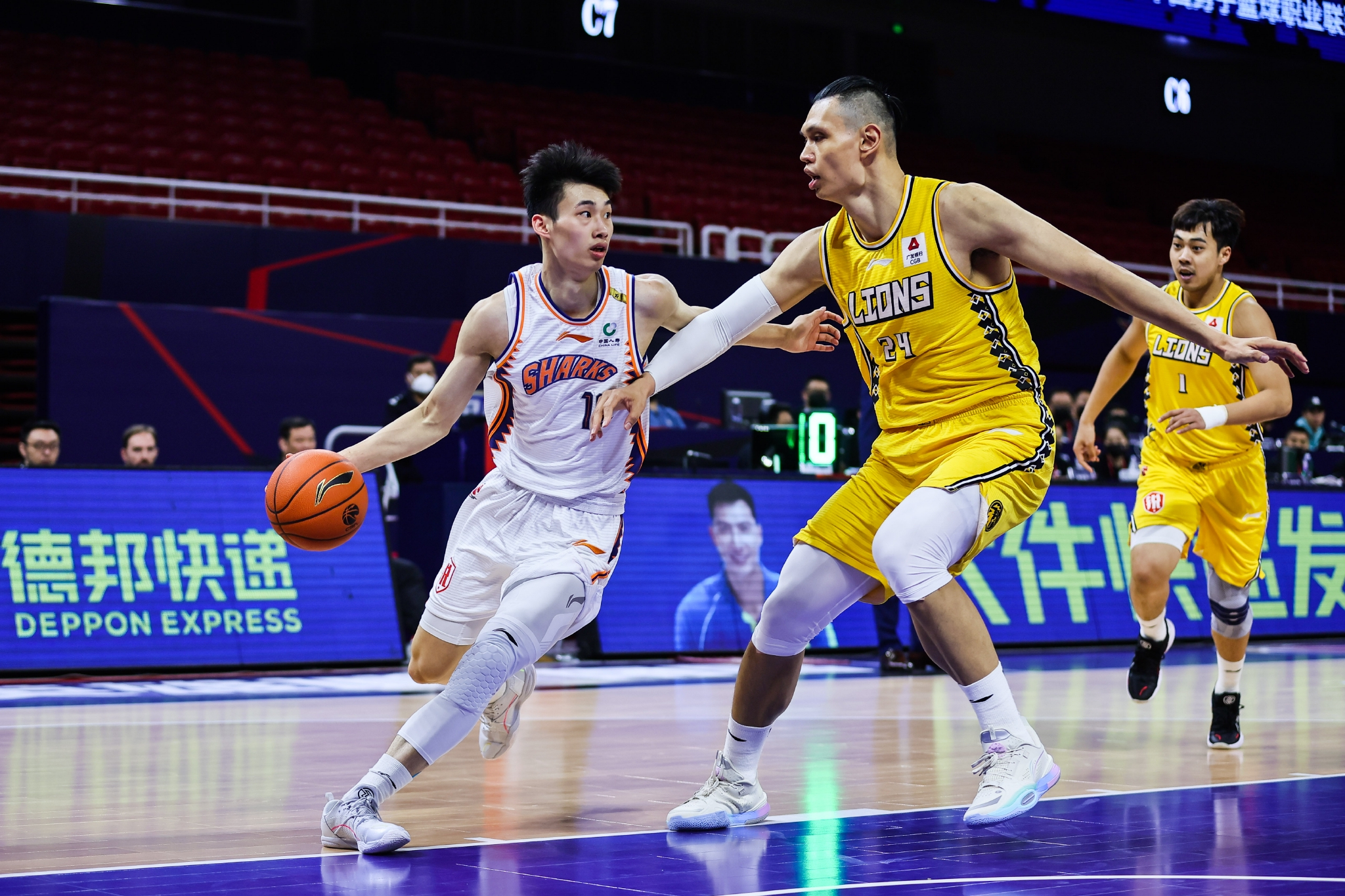 戴昊(左)突破许钟豪防守.