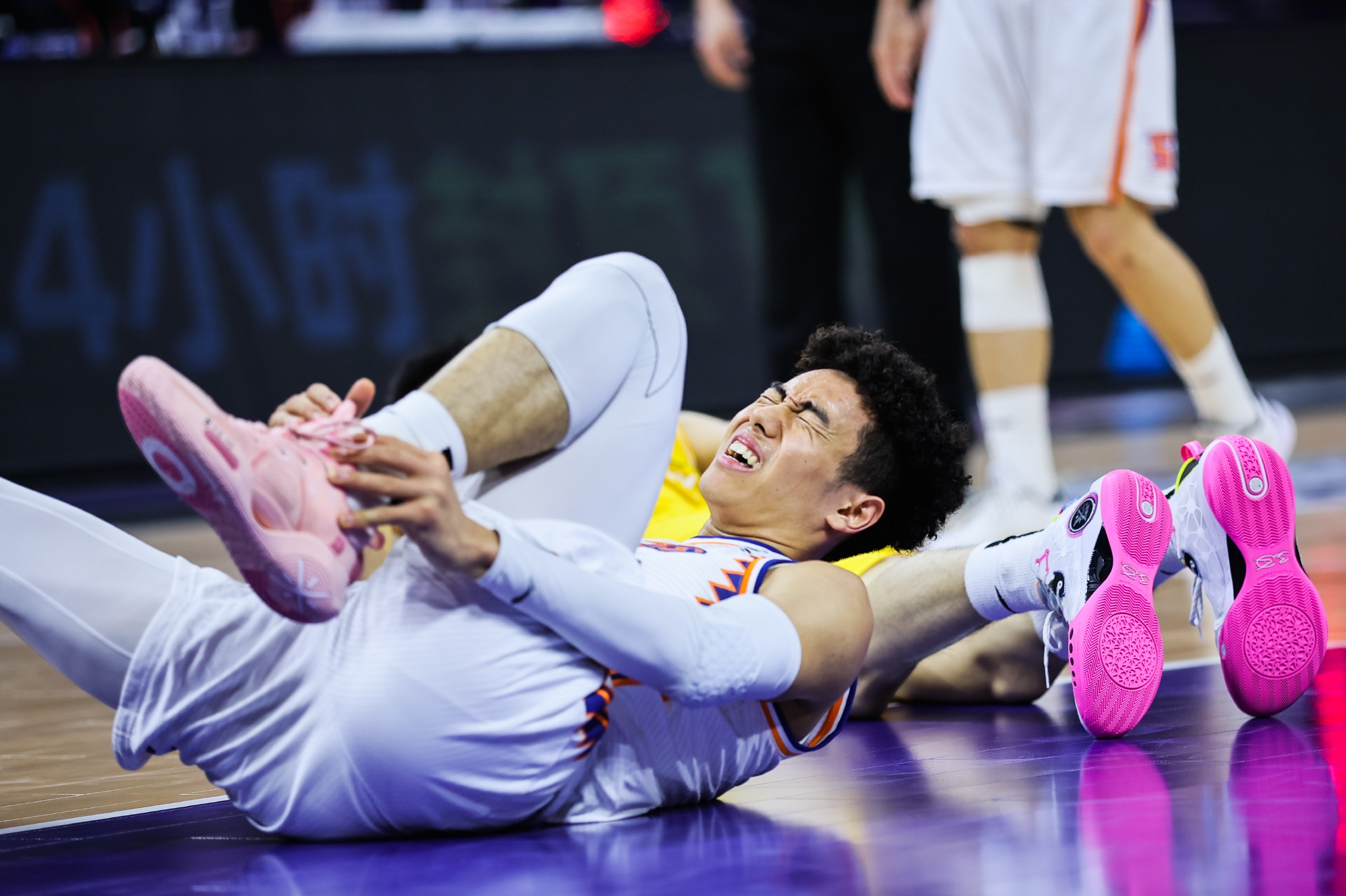 小将李添荣受伤倒地.