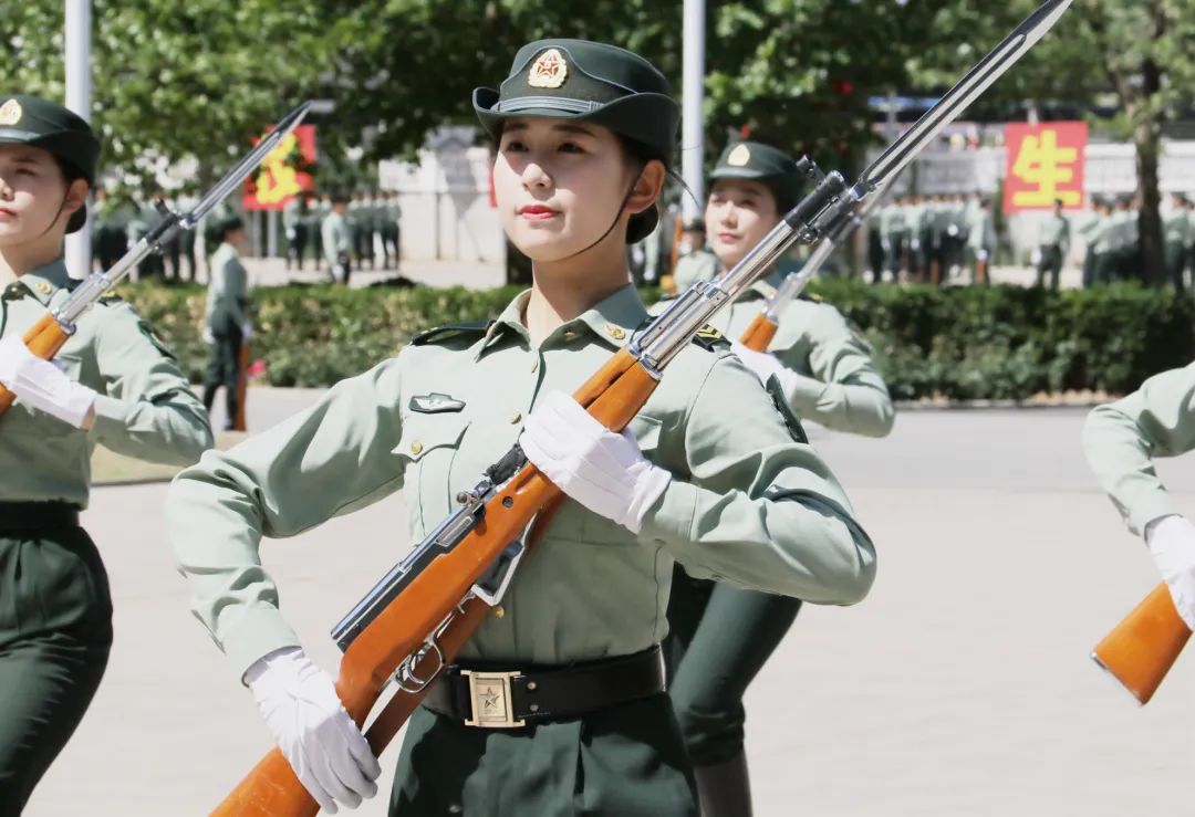 5斤重的礼宾枪在零下10几度的严冬在地表温度56度的盛夏仪仗训练,男