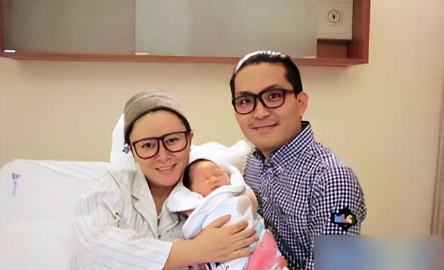 事实上,张恒一共生了2个女儿.