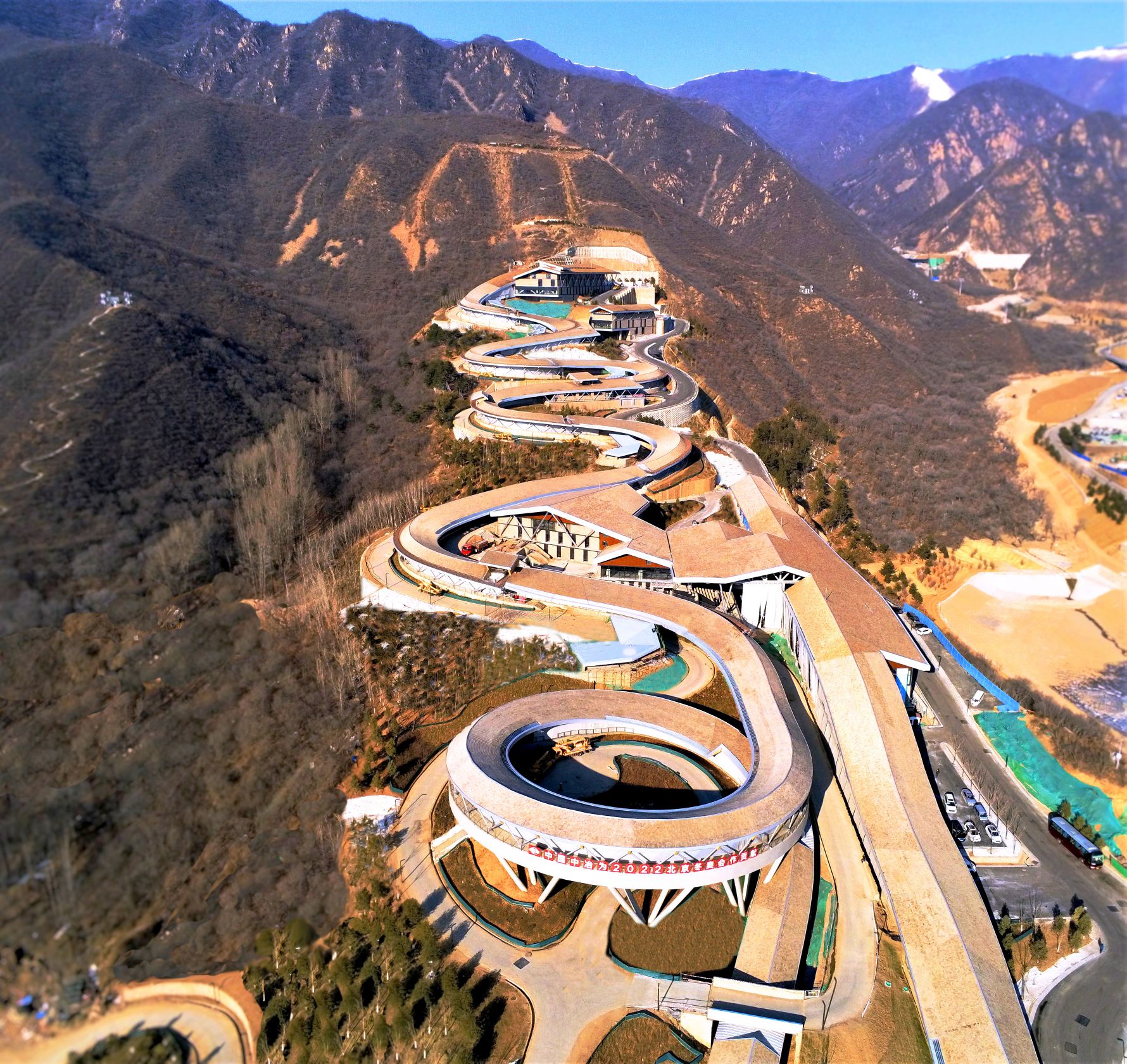 园区开放后,abcdef六条索道将开放,直达高山滑雪中心山顶出发区.