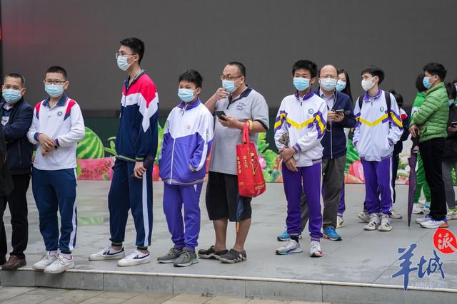 图集准备返校复课广州众多学生及家长进行核酸检测