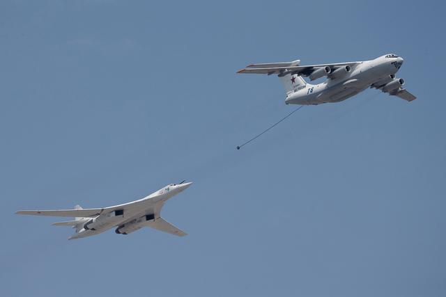 俄军三型轰炸机联动，雷霆暴击亚速钢铁厂，猛踩泽连斯基既定红线休闲区蓝鸢梦想 - Www.slyday.coM