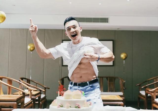 不炒作、不带货,刘畊宏靠直播健身火了!岳母加入后2天涨粉300万|刘畊宏|周杰伦_新浪新闻