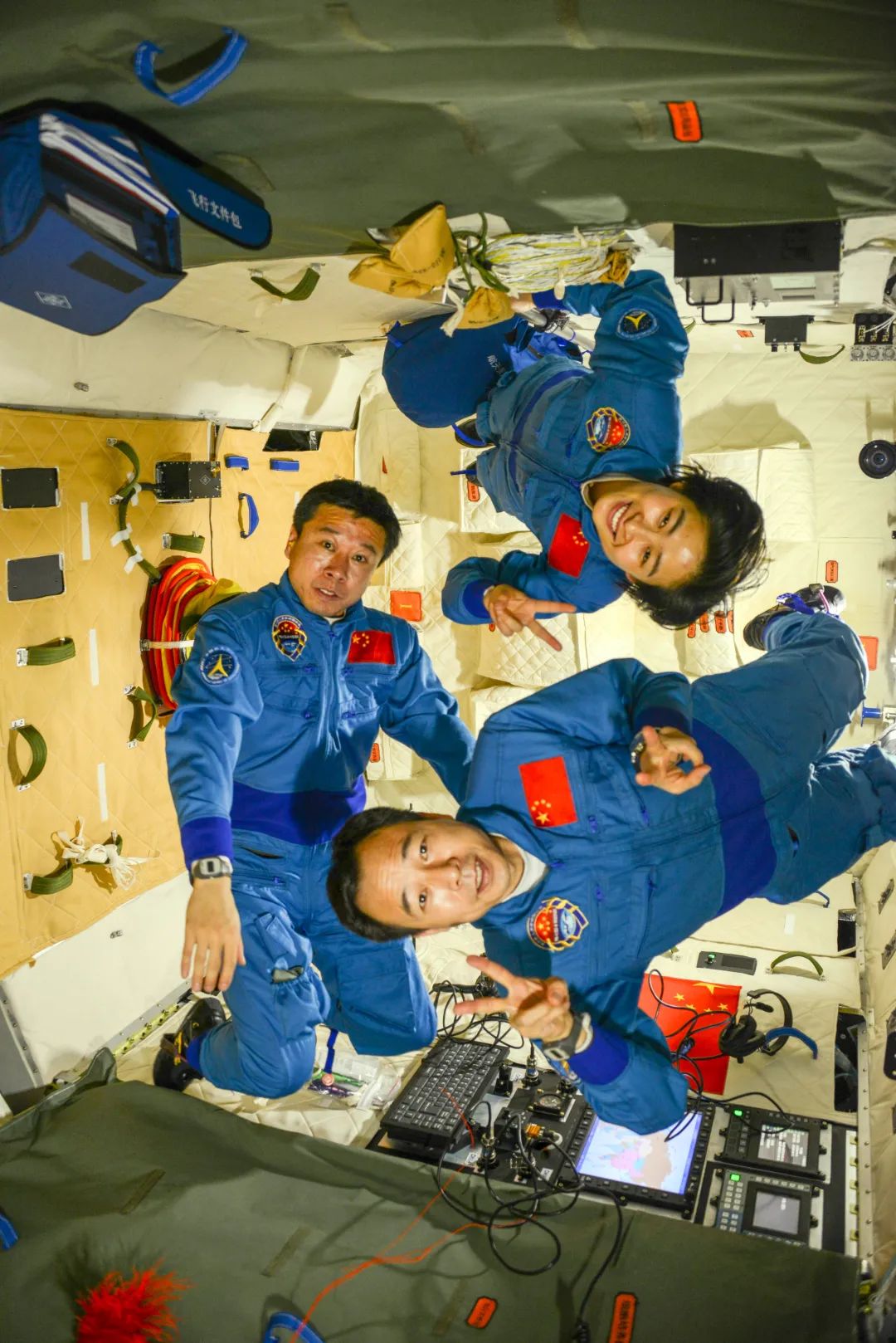 从开始时的飞船到后来的空间实验室,再到如今的空间站,航天员太空生活