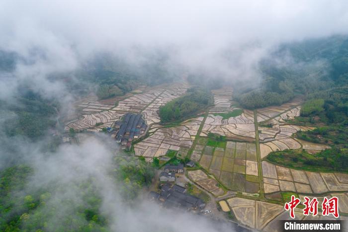 航拍下的江西省吉安市新干县麦斜镇上寨村梯田,云雾缭绕,景美如画.