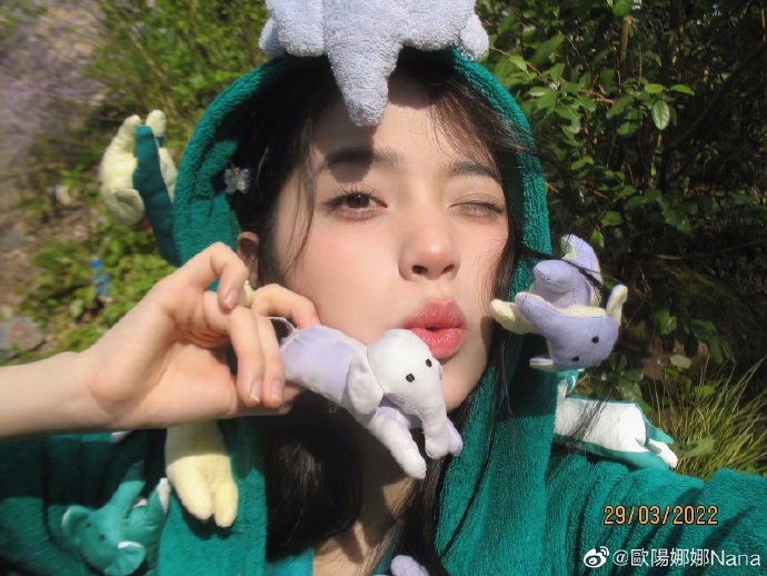 欧阳娜娜拍摄花絮释出抱羊驼对镜卖萌俏皮可爱