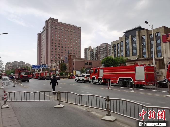 郑州一游泳馆发生局部坍塌：已救出10人 还有2人被困休闲区蓝鸢梦想 - Www.slyday.coM