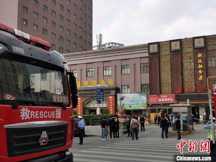 郑州一游泳馆发生局部坍塌：已救出10人 还有2人被困休闲区蓝鸢梦想 - Www.slyday.coM