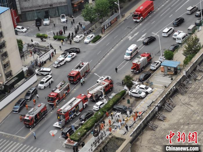 郑州一游泳馆发生局部坍塌：已救出10人 还有2人被困休闲区蓝鸢梦想 - Www.slyday.coM