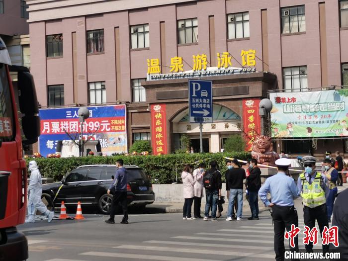 郑州一游泳馆发生局部坍塌：已救出10人 还有2人被困休闲区蓝鸢梦想 - Www.slyday.coM