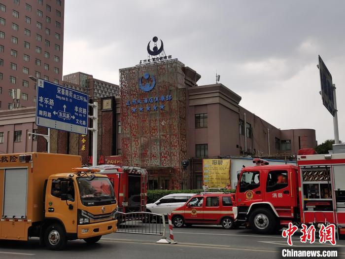 郑州一游泳馆发生局部坍塌：已救出10人 还有2人被困休闲区蓝鸢梦想 - Www.slyday.coM