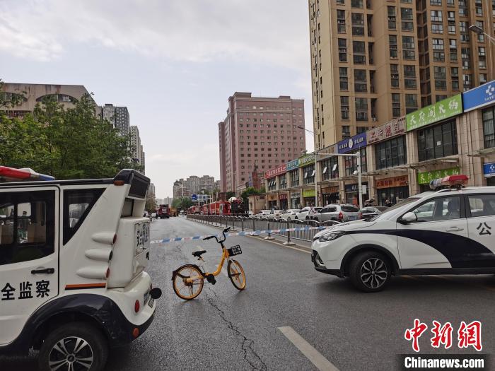 郑州一游泳馆发生局部坍塌：已救出10人 还有2人被困休闲区蓝鸢梦想 - Www.slyday.coM