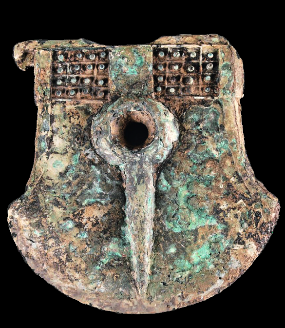 在安徽肥西三官庙遗址出土的青铜钺