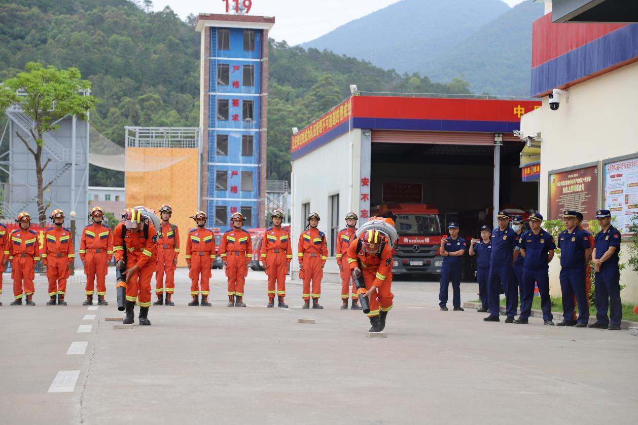 深圳消防300余人开展森林火灾扑救演练