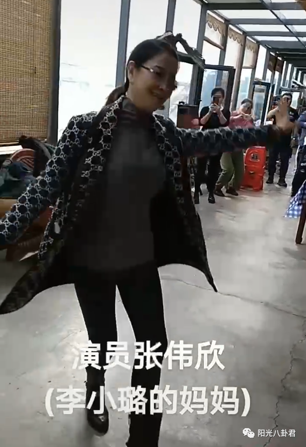 就好像杨二车娜姆与李小璐妈妈张伟欣之间的瓜一样,谁能想到,明明看似