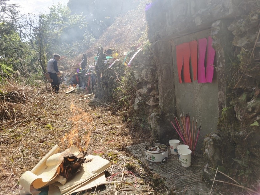 圖十四 紅瑤小寨潘姓祖先墳墓掛滿彩紙(趙曉梅攝,2019年)視頻五(視頻