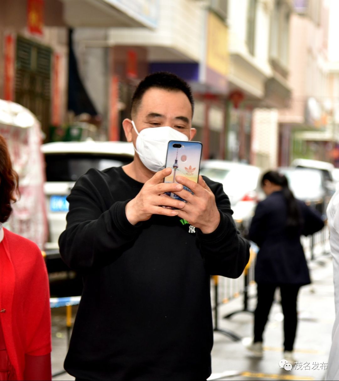 多图直击解封现场!居民欢呼:激动,开心!|疫情_新浪财经_新浪网