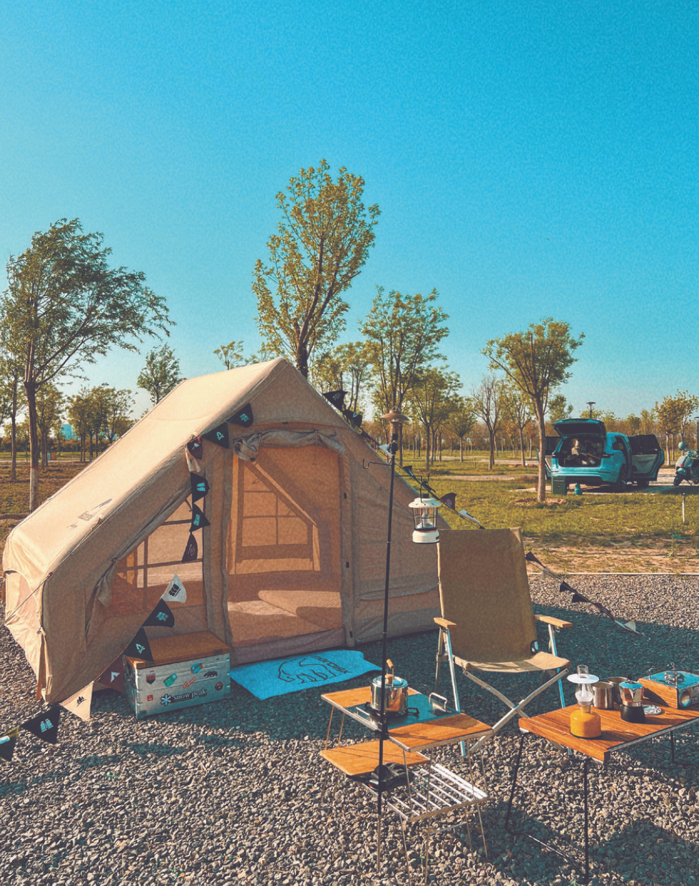 图为市民在滹沱河畔露营地支起帐篷享受休闲时光.张达 摄