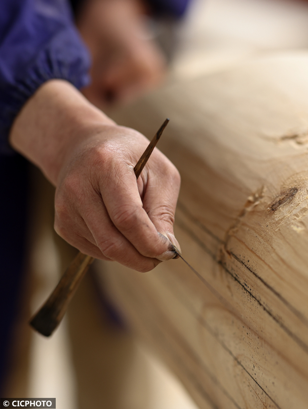 月15日,在湖南省怀化市通道侗族自治县陇城镇坪阳村,侗族工匠在弹墨线