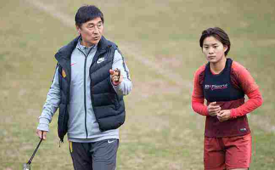 男女足无可比性启蒙教练王霜与张稀哲一起训练也是最努力的