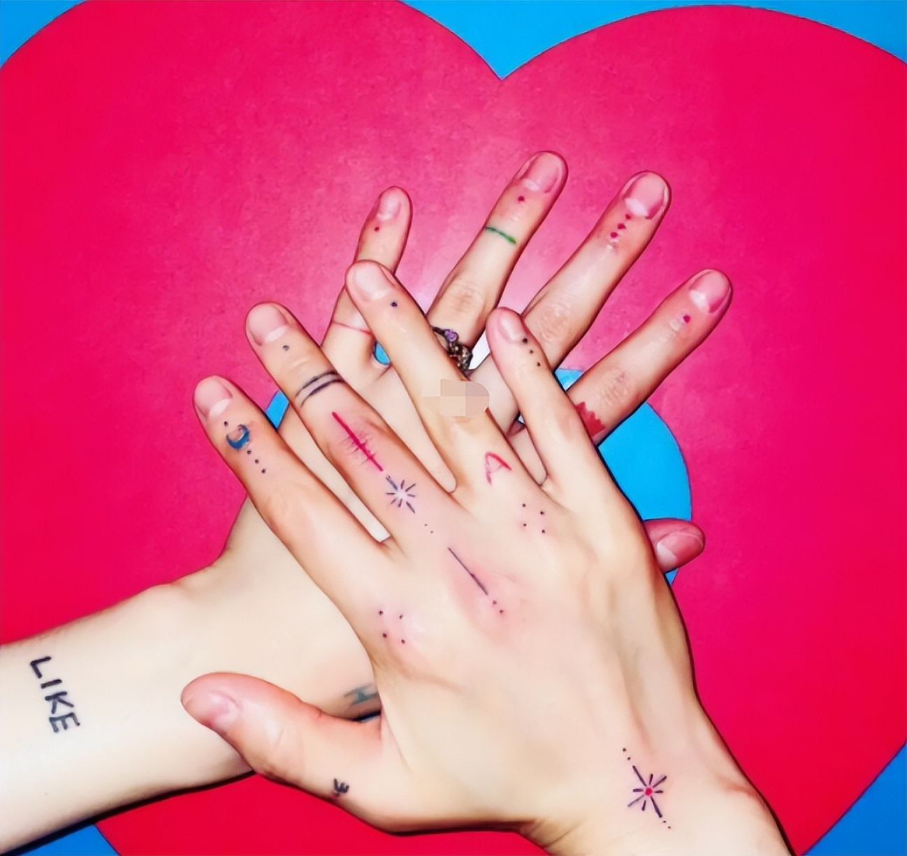 女星泫雅脖子上大胆穿洞颈部戴一颗钻石钉肩上布满纹身不怕疼